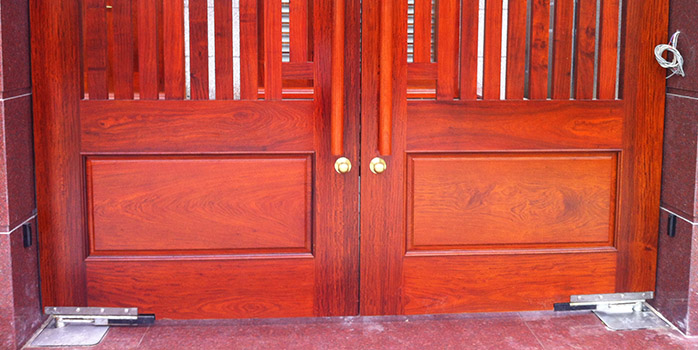Bản lề sàn có vai trò quan trọng trong việc nâng đỡ cửa gỗ