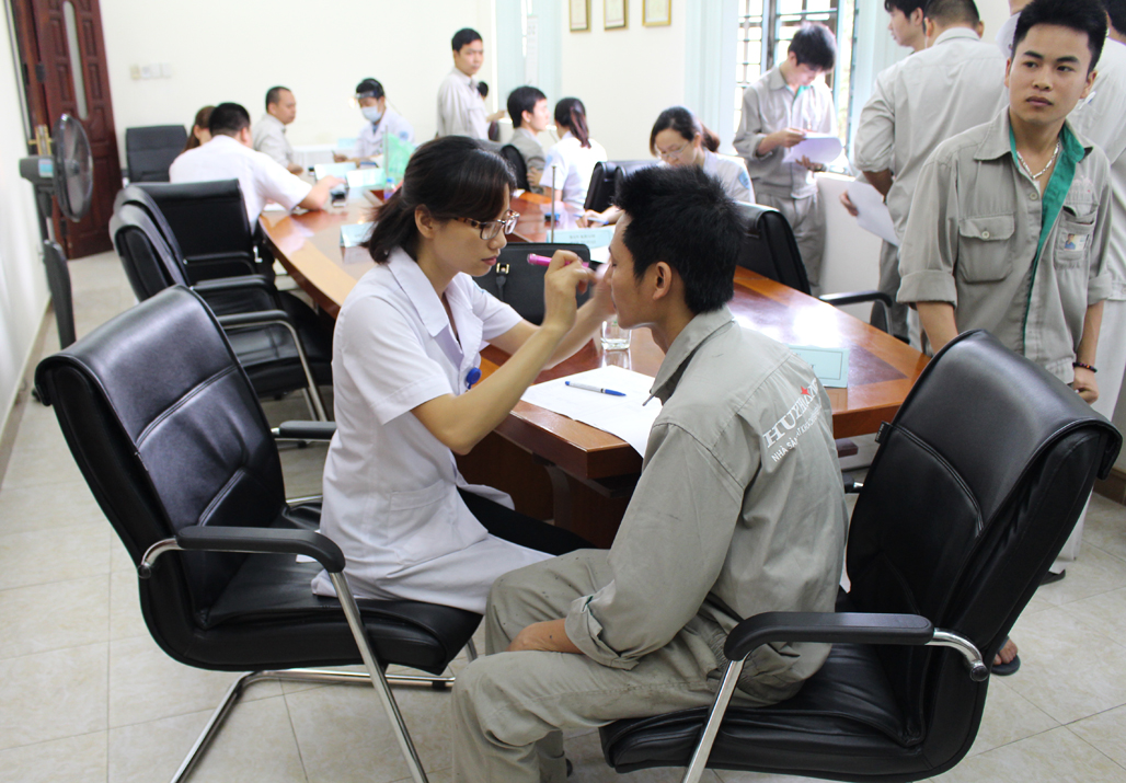 Khám sức khỏe định kỳ cho cán bộ CNV công ty Khóa Huy Hoàng