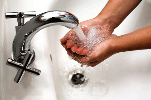 Sử dụng nguồn nước đảm bảo giúp bảo vệ phụ kiện vách tắm kính